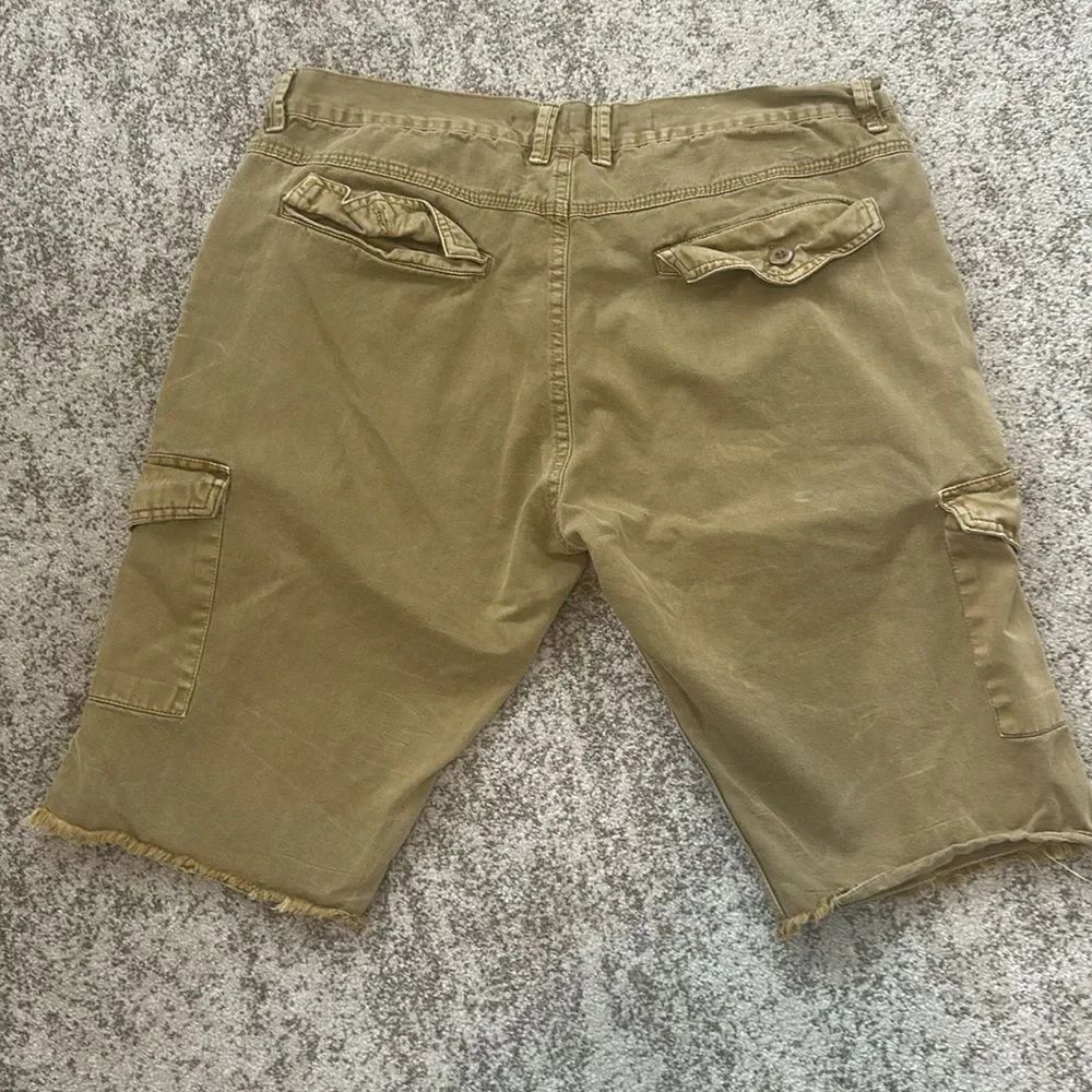 Evolution in Design Men’s Distressed Cargo Shorts 38 - Picture 6 of 7